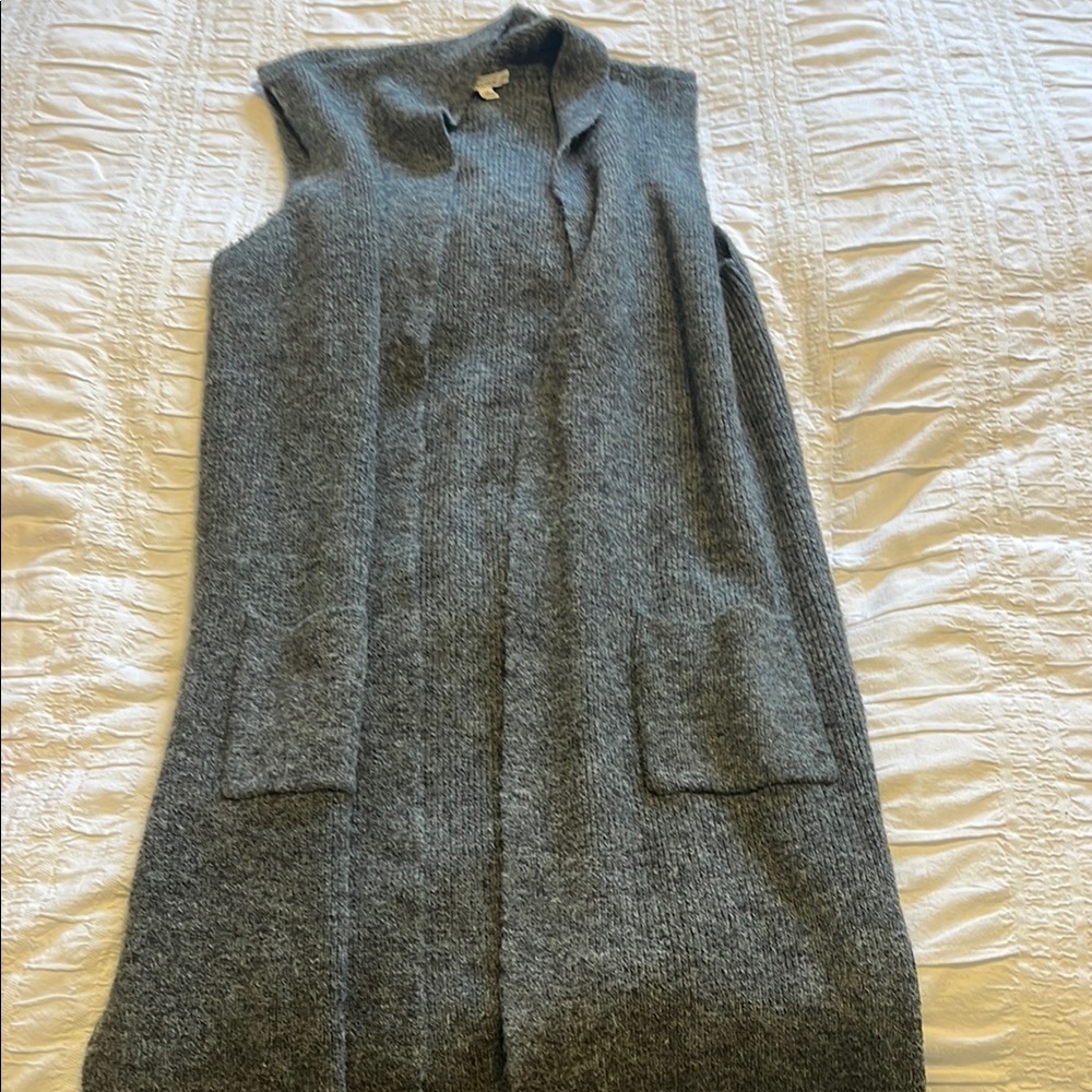 Gray Sleeveless Knit Cardigan
